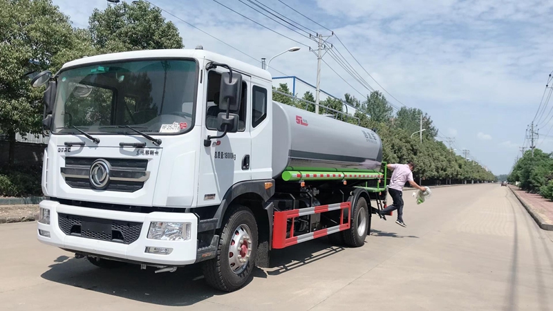 國(guó)六東風(fēng)D9 15方灑水車(chē)